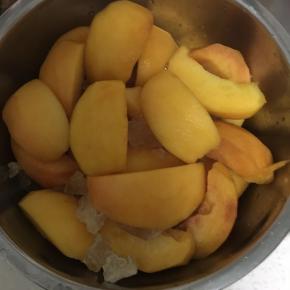 一层黄桃一层冰糖放好