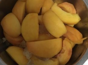 一层黄桃一层冰糖放好