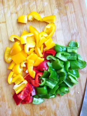 彩椒洗净去蒂，去里面的白筋和籽，切块