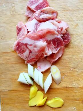 五花肉切成薄片，葱姜切好