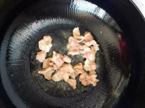 锅中放油倒入五花肉炒至表面焦黄