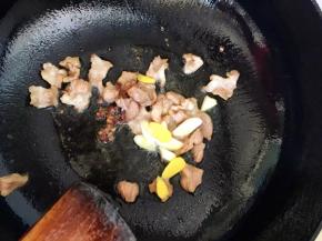 加入葱、姜和花椒爆香