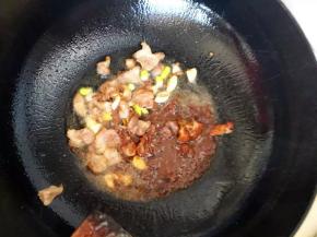 倒入豆瓣酱快速翻炒一下