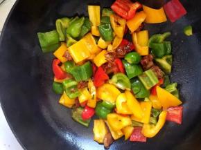 倒入彩椒翻炒均匀