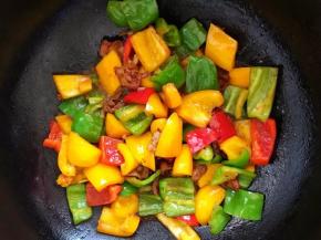 加入盐翻炒均匀即可