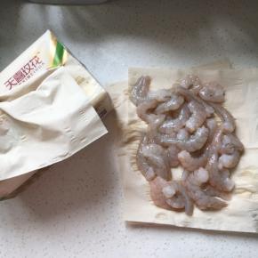 用天喜玫花纸巾把水份吸干