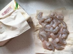 用天喜玫花纸巾把水份吸干