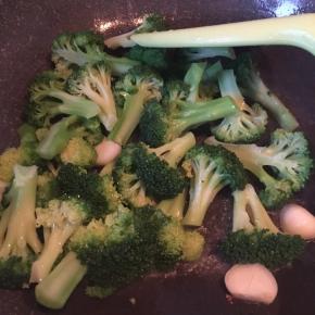 锅中大蒜头爆香放入西兰花翻炒