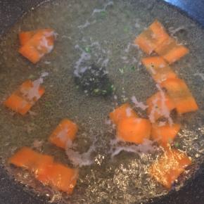 捞出后萝卜片焯水