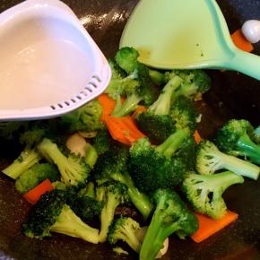 放入50毫升高汤和1克盐翻炒