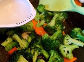 放入50毫升高汤和1克盐翻炒