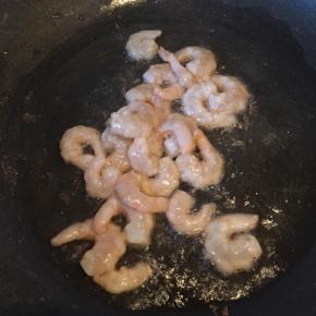 五成热锅油中下入虾仁翻炒半分钟