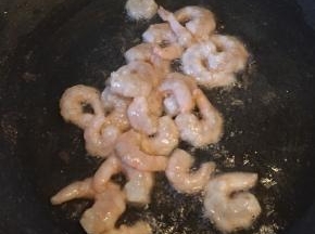 五成热锅油中下入虾仁翻炒半分钟
