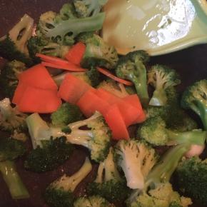 倒入萝卜片翻炒