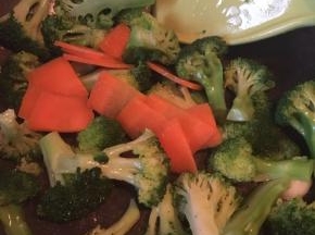 倒入萝卜片翻炒