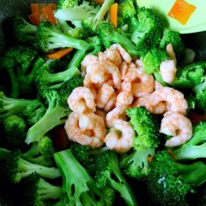 加入虾仁翻炒均匀