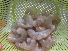 虾仁去壳清洗干净