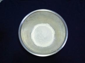 准备一个大的容器，放入面粉