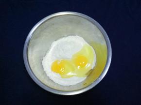 鸡蛋打入容器中