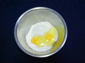 鸡蛋打入容器中