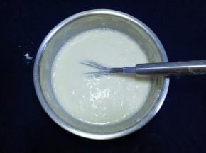 调成鸡蛋面糊，再加入盐，搅拌均匀