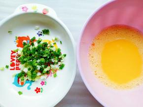 小葱洗干净切碎，剩下的2个鸡蛋打散备用（也可以直接把鸡蛋打散在饼上）