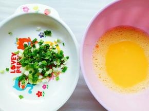 小葱洗干净切碎，剩下的2个鸡蛋打散备用（也可以直接把鸡蛋打散在饼上）
