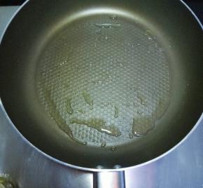 平底锅倒入少许油，烧热后转小火