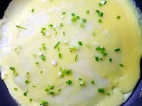表面撒香葱碎，鸡蛋液凝固后翻面