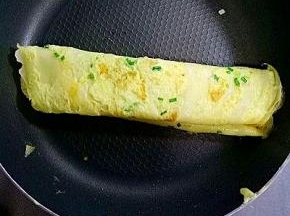 停一会卷起，关火，切开（也可刷上自己喜欢的酱，加入喜欢的蔬菜，肉类）