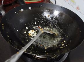 锅里下油，加入蒜蓉爆炒。