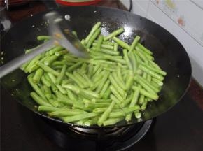 加入豆角，翻炒。