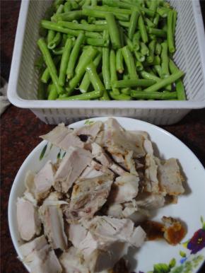 食材：豆角。飞水备用。烧肉切块备用。烧肉皮、瘦肉切出来，肥的肉分了出来。