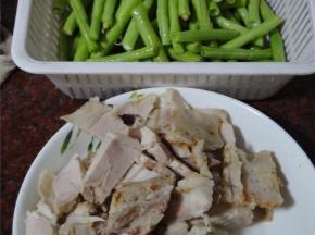 食材：豆角。飞水备用。烧肉切块备用。烧肉皮、瘦肉切出来，肥的肉分了出来。