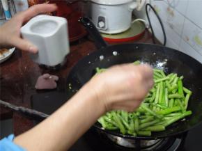 加入2小勺的盐调味。