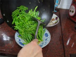 装起豆角备用。