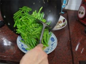 装起豆角备用。