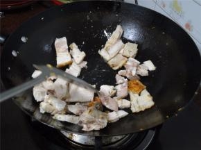 加入烧肉，爆炒出油。