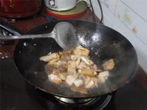 加入适量的酱油。