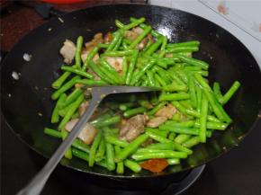 加入豆角，翻炒均匀，装碟即可。
