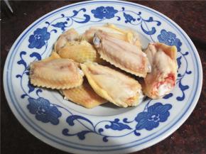 鸡中翅，提前半小时从冰箱取出，常温解冻。