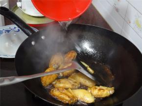 加入约半碗清水。