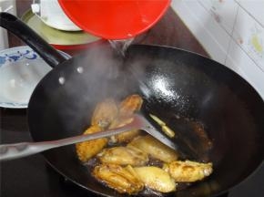 加入约半碗清水。