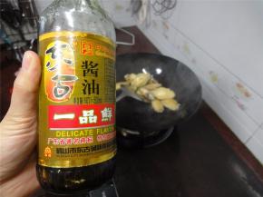 淋入酱油。