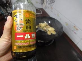 淋入酱油。