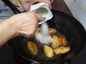 加入约25克砂糖，拌均匀。