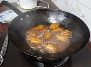 开盖，用筷子刺穿鸡翅，轻松穿刺表示鸡翅已熟，此时酱汁也稍微浓稠，可以熄火，装起鸡翅。