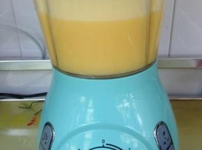 五分钟左右水就煮开了，七分钟开始搅拌，边搅拌边煮。