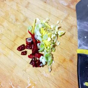 葱、姜、蒜、辣椒切好