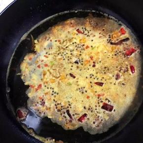 倒入半锅水，加入洗净的红枣、枸杞、香叶和八角，加盐调味，大火烧开